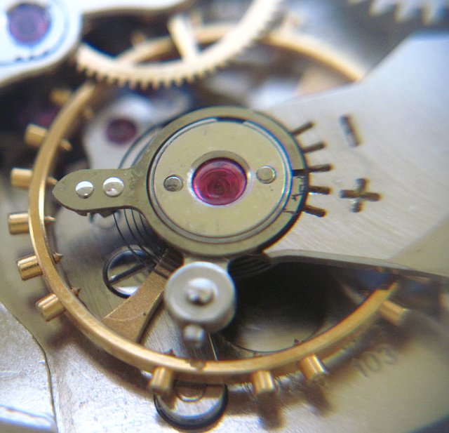 goldfarbige Glucydur-Unruh mit Nivarox-I-Spirale Doxa 103: goldfarbige Glucydur-Unruh mit Nivarox-I-Spirale