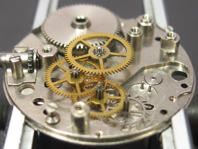 Seitenansicht des Räderwerks Osco 107: Seitenansicht des Räderwerks